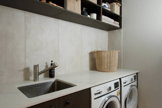 Foto Pia para Lavanderia em Caesarstone Blizzard