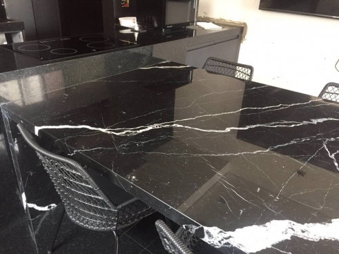 Mesa em Mármore Nero Marquina